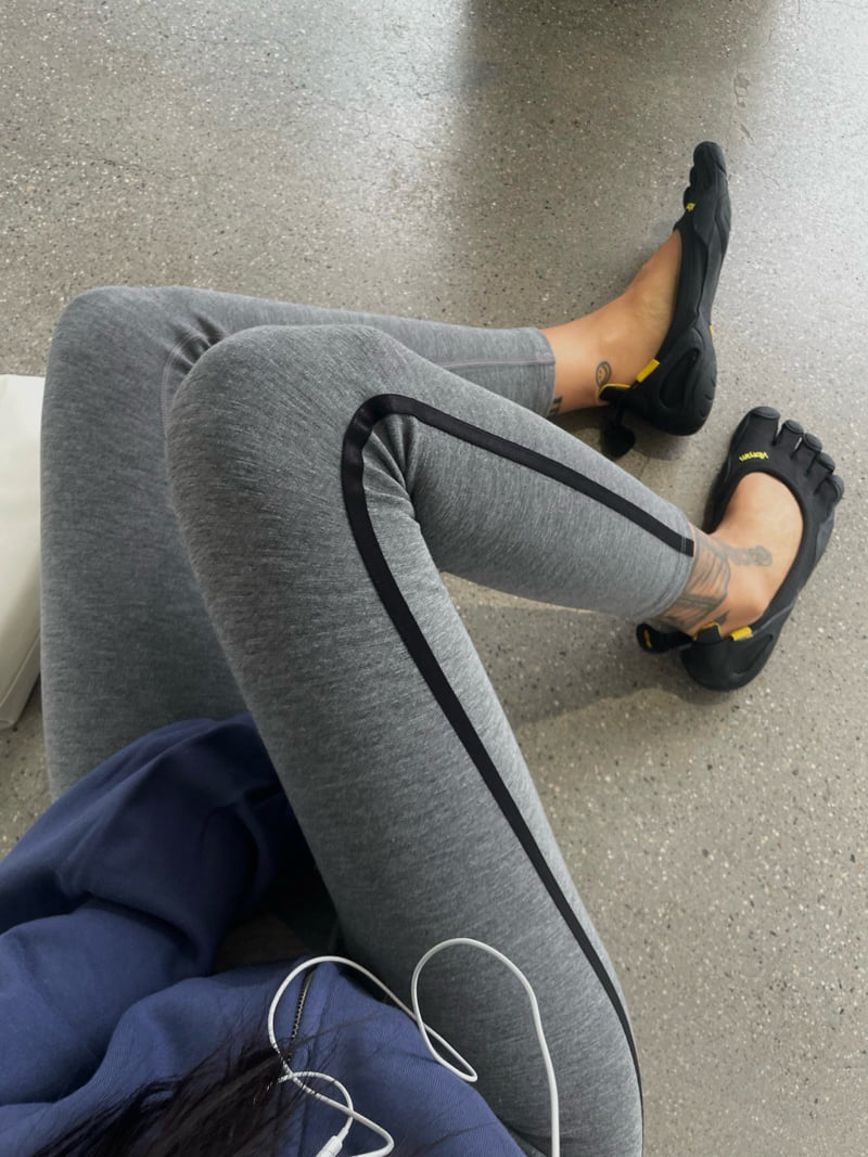 Abbeylee - Korean Women Fashion - #thelittlethings - Tape Overlock Leggings - 3