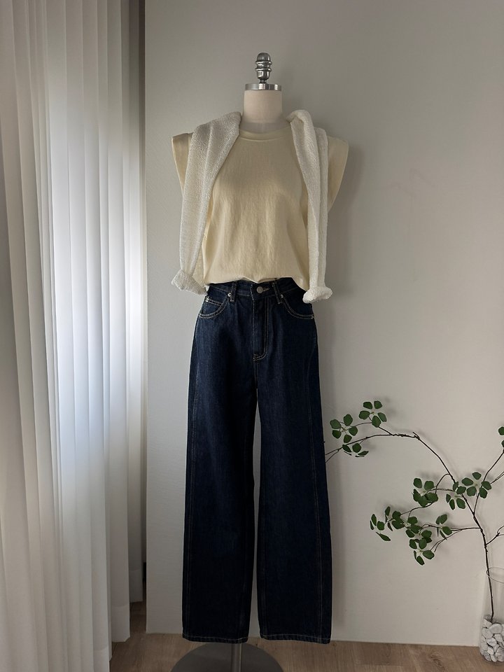 Most - Korean Women Fashion - #momslook - Boxy Sleeveless Tee - 4