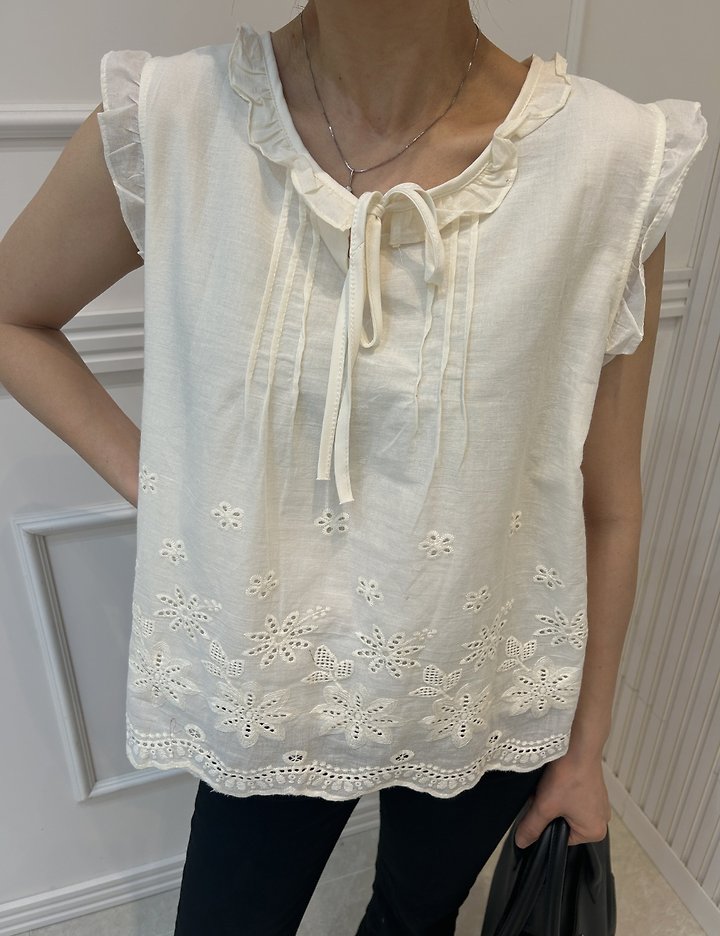 Pearls room - Korean Women Fashion - #womensfashion - Embroidered Pintuck Sleeveless Blouse - 11