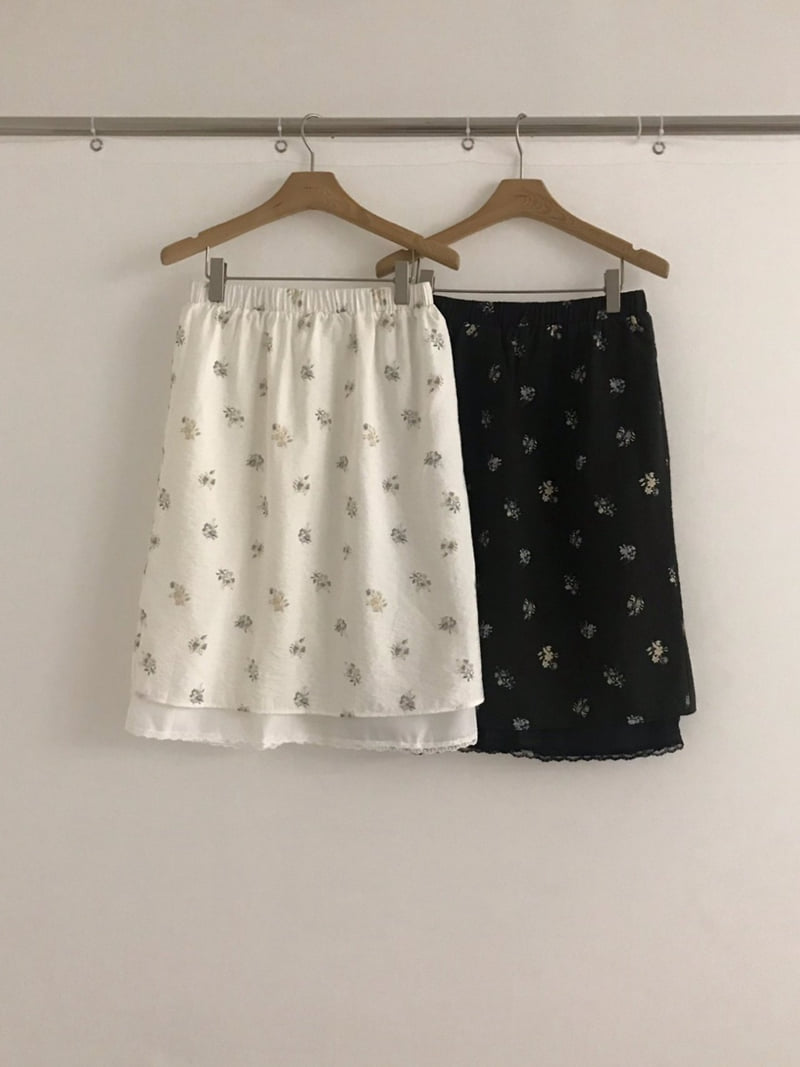 Cranae - Korean Women Fashion - #womensfashion - Floral Lace Banded Mini Skirt
