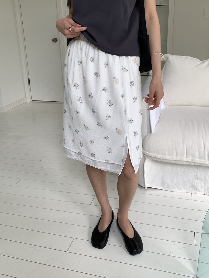 Cranae - Korean Women Fashion - #womensfashion - Floral Lace Banded Mini Skirt - 3