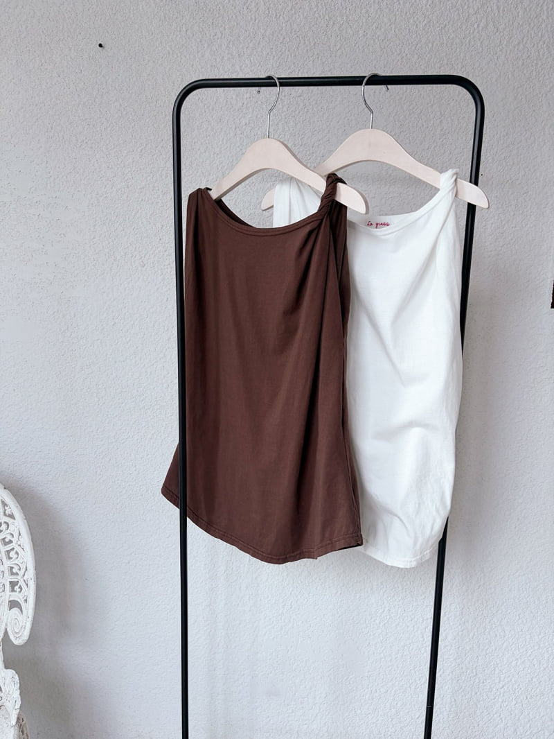 Lagrass - Korean Women Fashion - #womensfashion - Twist Sleeveless Top - 5