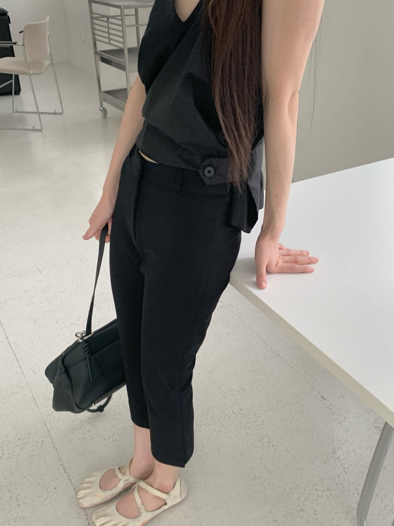 Logarden - Korean Women Fashion - #restrostyle - Roy Sleeveless Top - 7