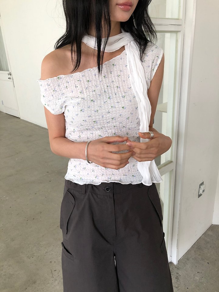 Ore - Korean Women Fashion - #momslook - Flower Shoulder Top - 2