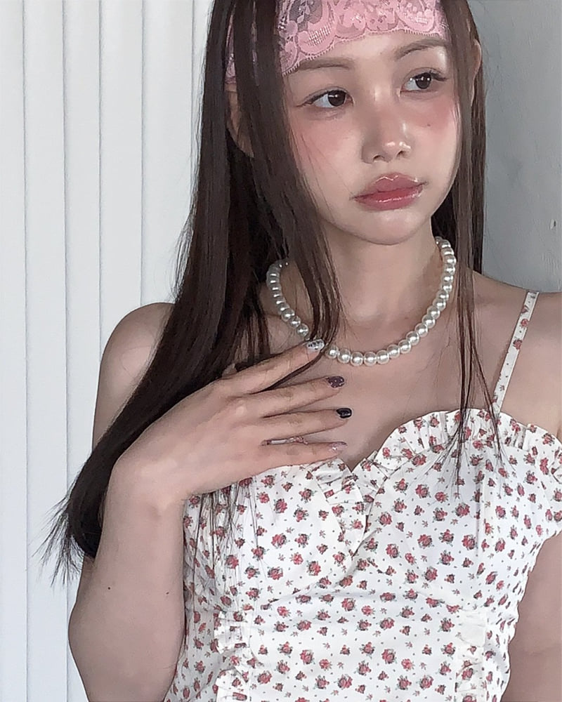 Person - Korean Women Fashion - #momslook - Floral Sleeveless Top - 4