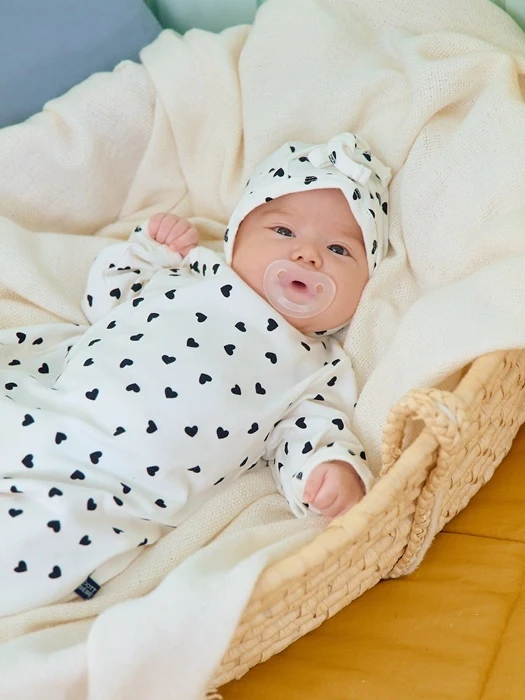 Petit Heart Full Bodysuit + Bonnet Set (Bebe) Petit Heart Full Bodysuit + Bonnet Set (Bebe)