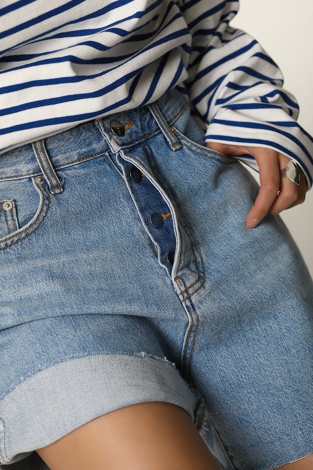 Paper Moon - Korean Women Fashion - #vintageinspired - Cut-Detail Vintage Oversized Denim Shorts - 2