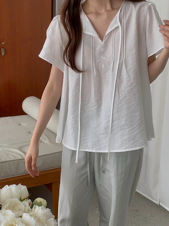 Pomelo - Korean Women Fashion - #vintageinspired - Tulip Embroidered Blouse - 11