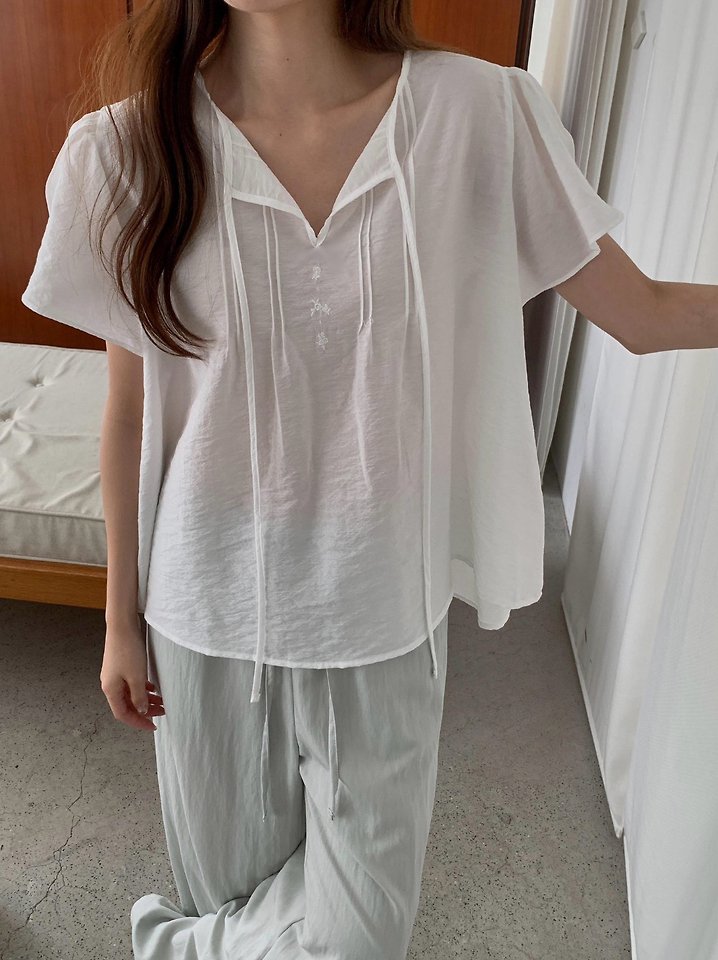 Pomelo - Korean Women Fashion - #vintagekidsstyle - Tulip Embroidered Blouse - 12