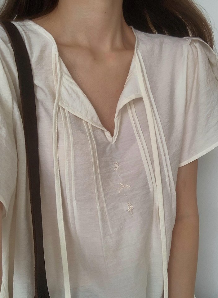 Pomelo - Korean Women Fashion - #womensfashion - Tulip Embroidered Blouse - 2