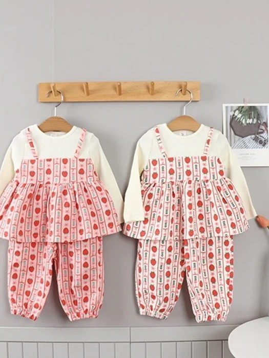 Triple Gauze Strawberry Top & Bottom Set Triple Gauze Strawberry Top & Bottom Set