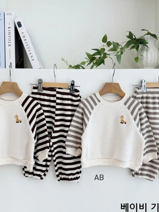 Baby Giraffe Raglan Top & Bottom Set Baby Giraffe Raglan Top & Bottom Set
